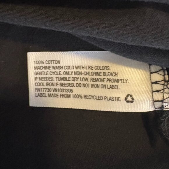 Universal Thread black v-neck t-shirt size M NWT - Picture 4 of 4